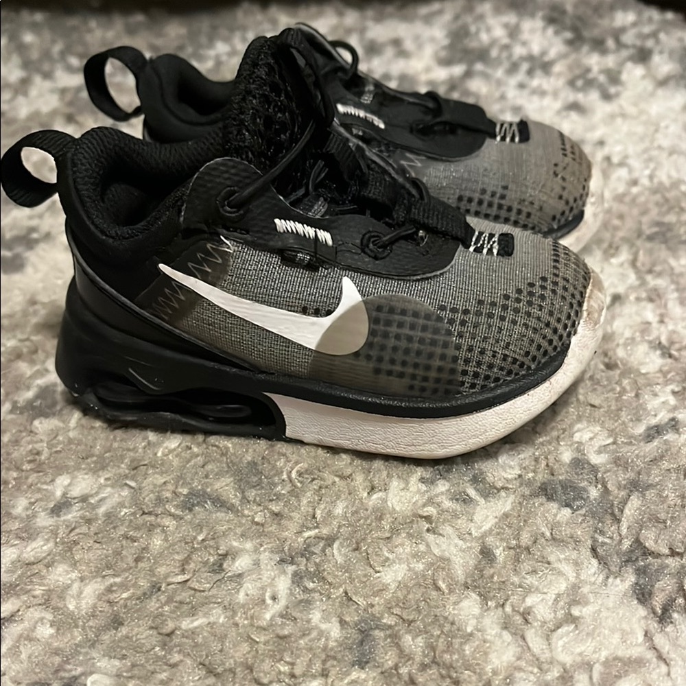 Nike Black and White Sneakers with Air Cushioning